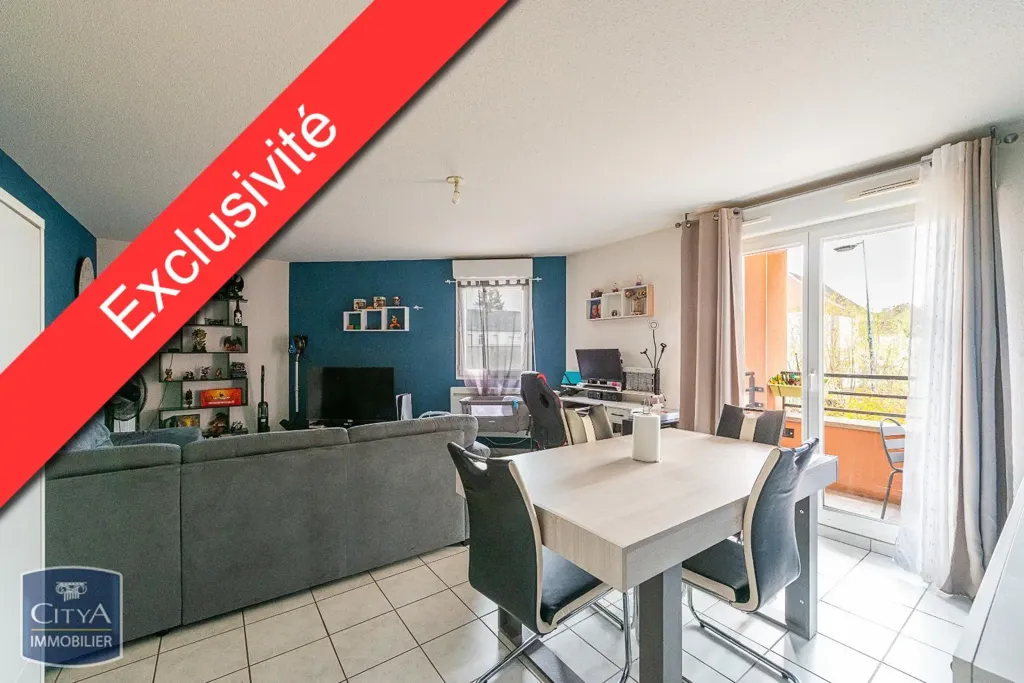 Söögituba - Modern Apartment with Balcony in Louvroil