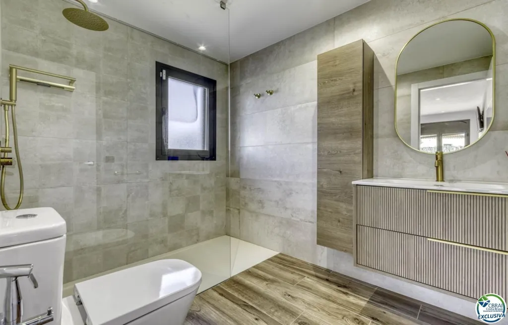 Salles de bain - Chalet with Pool and Solar Panels in Carrer Canigó