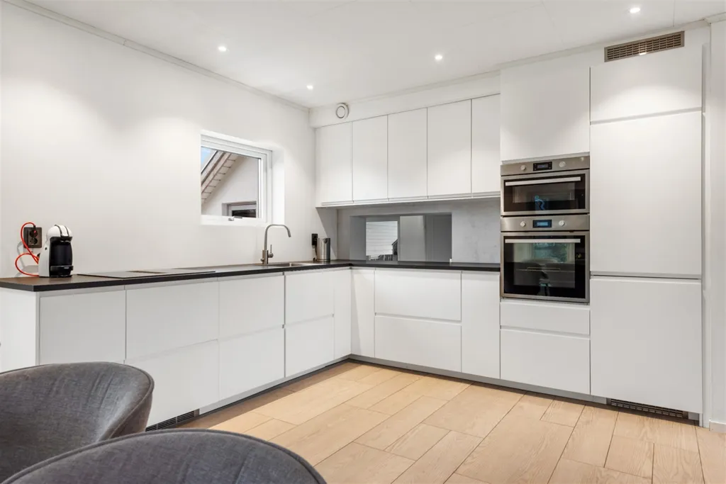 Köök - Extensively Renovated Villa with Pool in Central Location