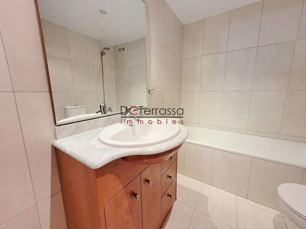 Bathrooms - Apartment with Balcony in Vallparadís, Terrassa