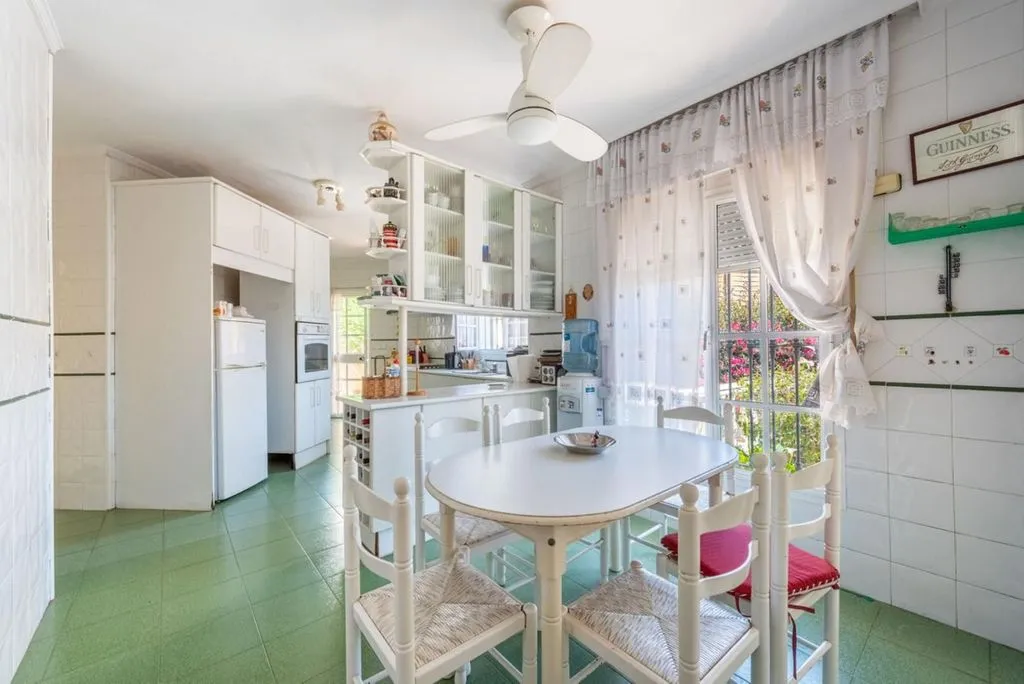Söögituba - Chalet with Pool in Marbella's Old Town