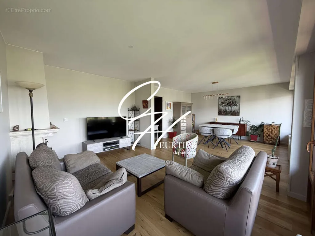 Séjour - Appartement avec Balcon au Dernier Étage à Echirolles
