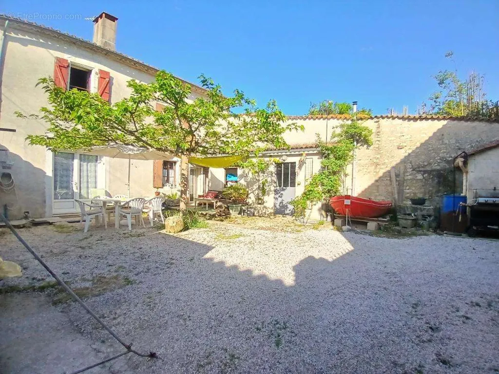 Aed - Authentic Stone House with Barn near Angoulême