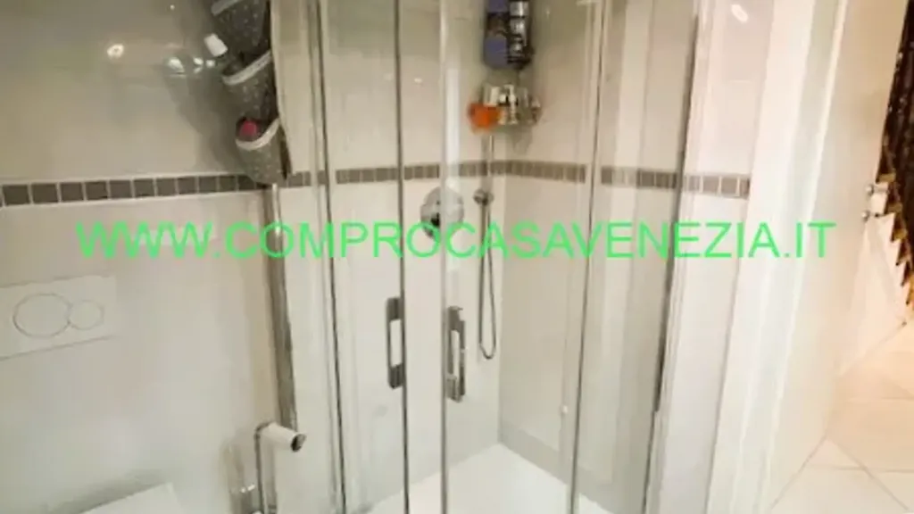 Salles de bain - Maison 6 pièces à IT