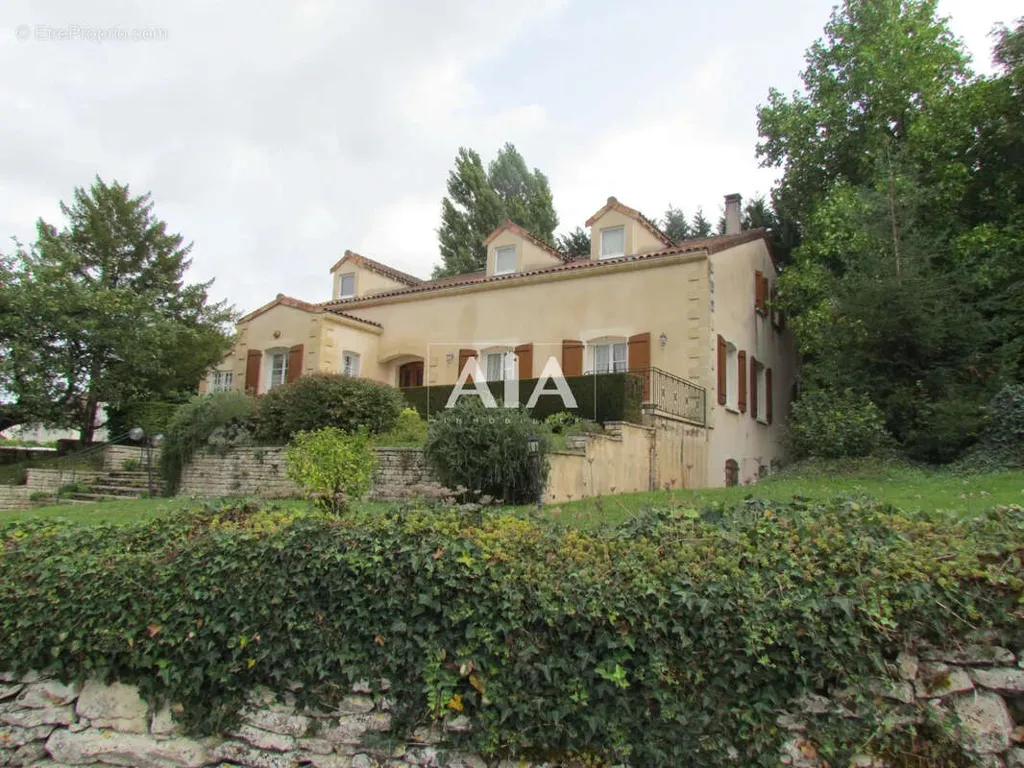 Extérieur - Maison Atypique avec Vue sur Rivière à Ruffec