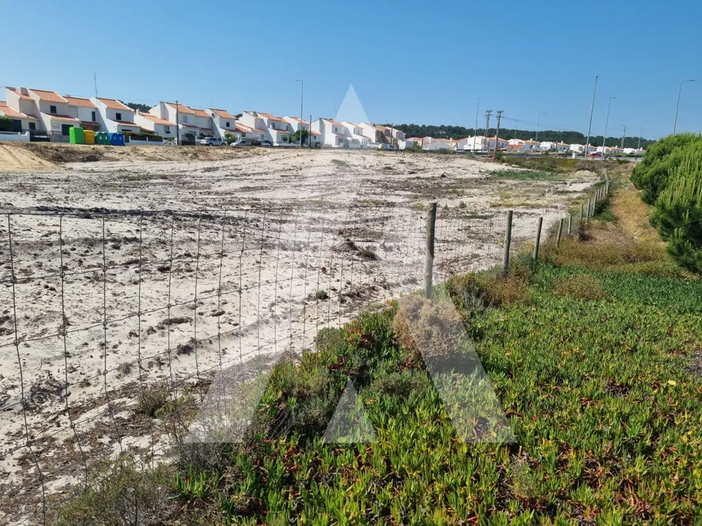 Aed - Construction Plot with 10 Apartments in Nazaré