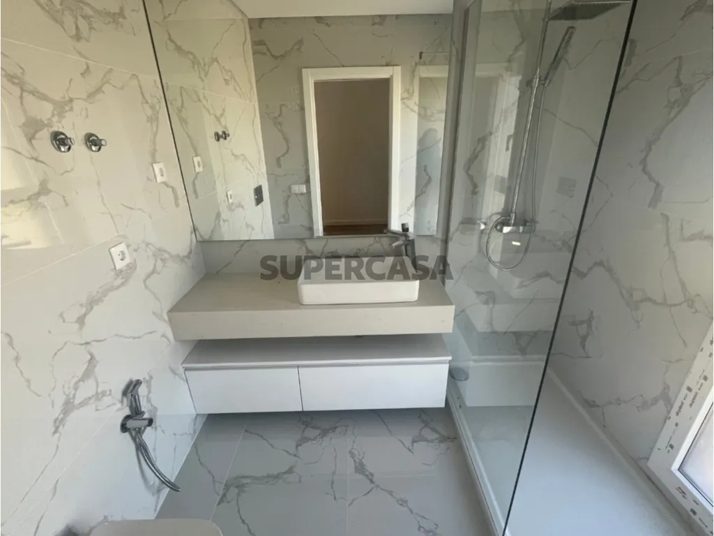 Bathrooms - Newly Built House with Terrace in Caparica