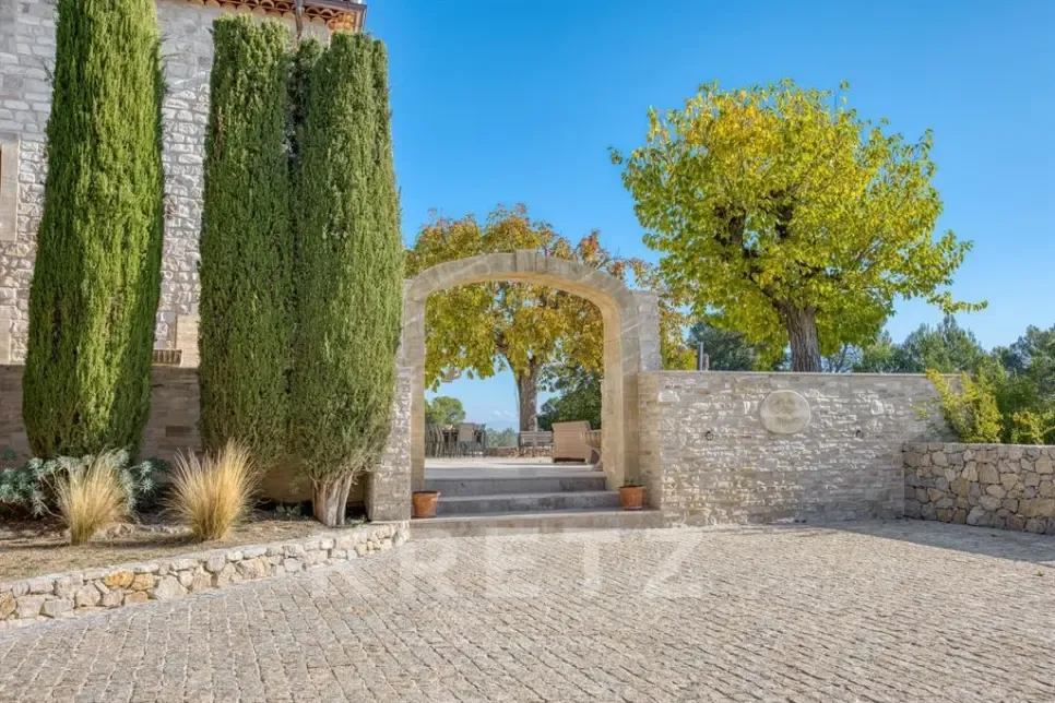 Aed - Rustic Estate with 3 Gites in Pierrevert