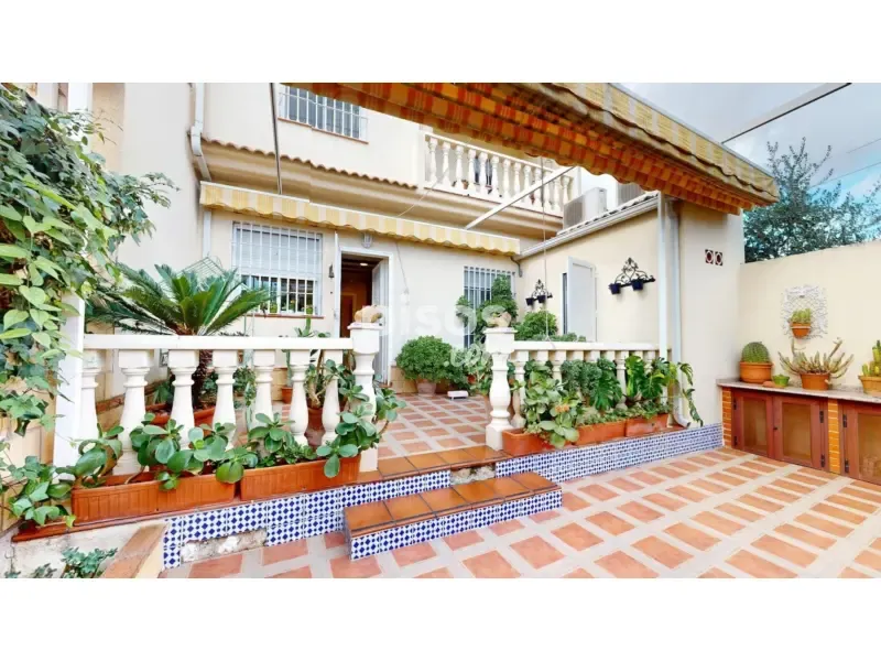 Terrasse - Two-Storey House with Solar Panels in Majaneque