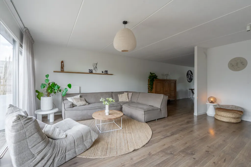 Elutuba - Two-Storey House with Garden in Angeren