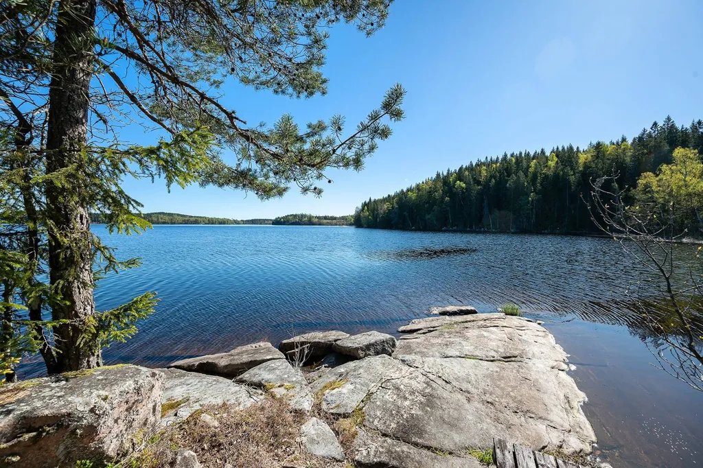 Aed - Traditional Cottage by Lake in Hillared