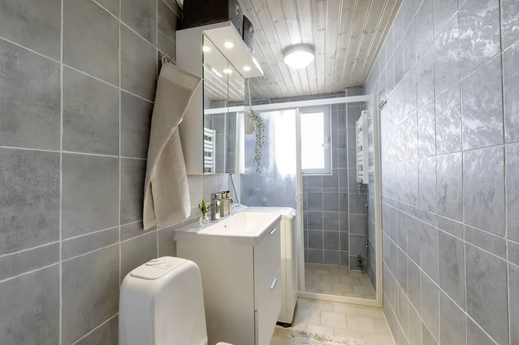 Bathrooms - Apartment with Balcony in Kortedala, Göteborg
