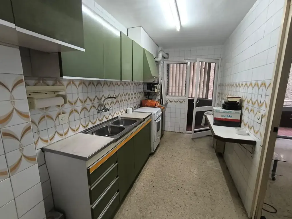 Kitchen - Semi-Renovated Flat with Balcony in Via Sant Ignasi