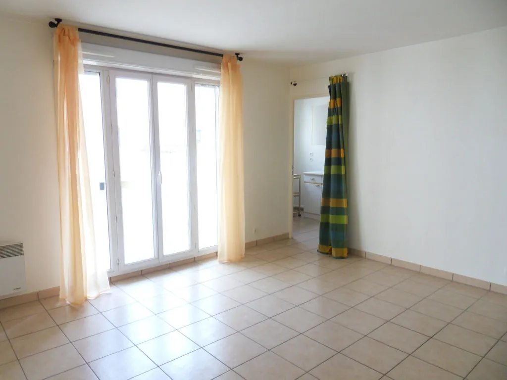 Pièces - Studio avec Parking dans Immeuble Récent à Pontoise
