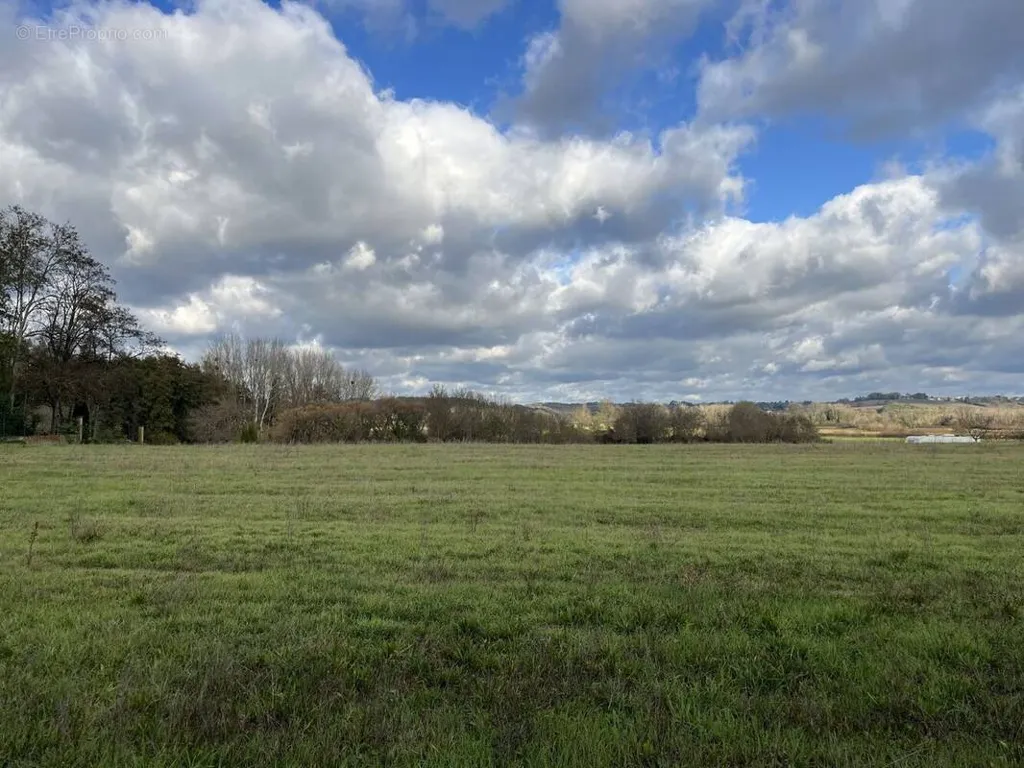 Aed - Buildable Land with Garonne View in Virelade