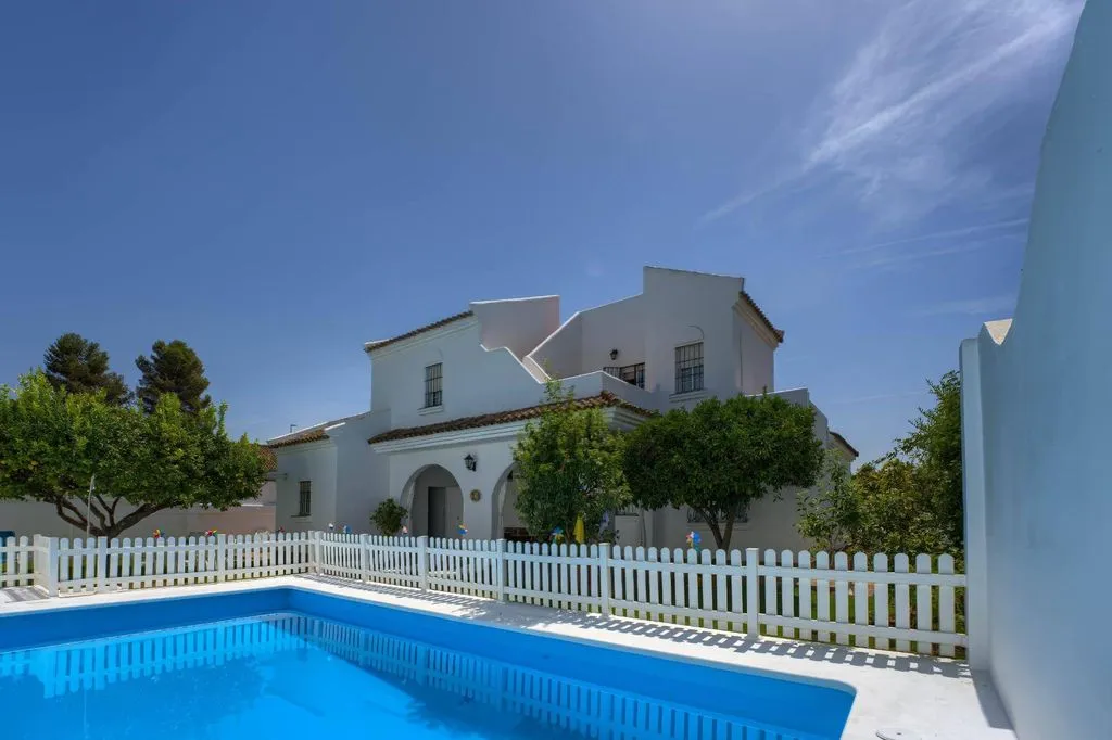 Piscina - Luxury Villa with Pool in Tomares