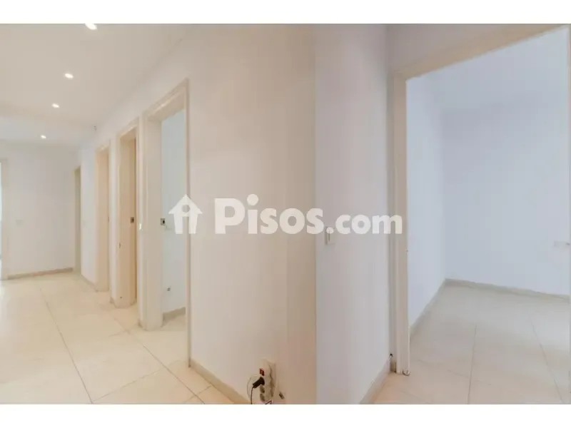Esik - Spacious Apartment with Modern Kitchen in Girona