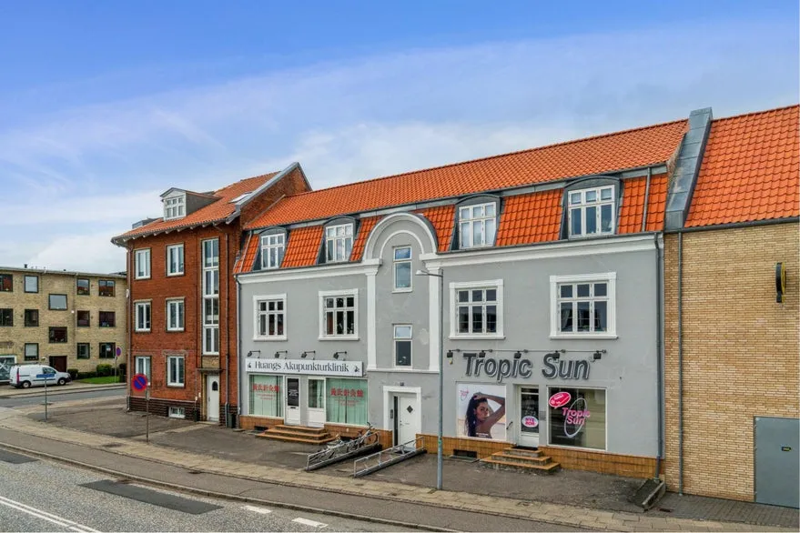 Extérieur - Mixed-Use Property with 8 Apartments in Central Location
