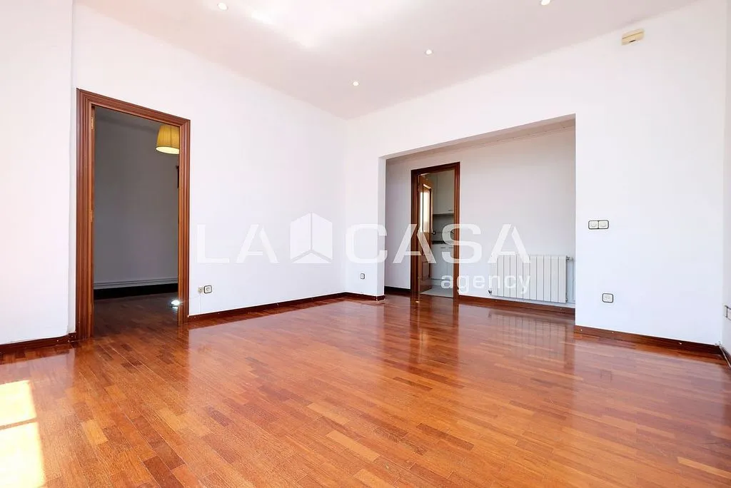 Elutuba - East-West Oriented Flat near Passeig Maragall