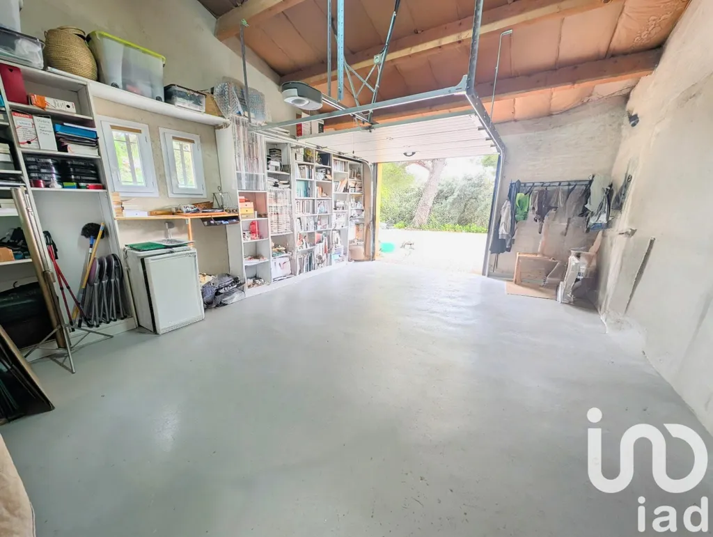 Garage - Architectural House with Garden in Vacqueyras