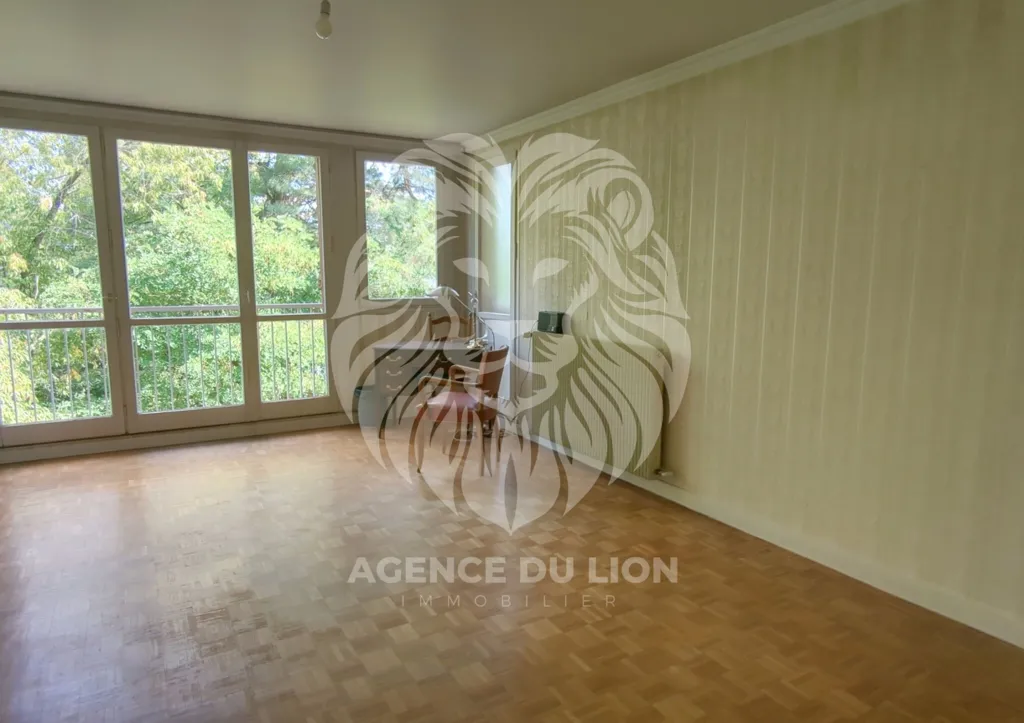 Wohnzimmer - 3-Bedroom Flat to Renovate in Beauchamp Centre