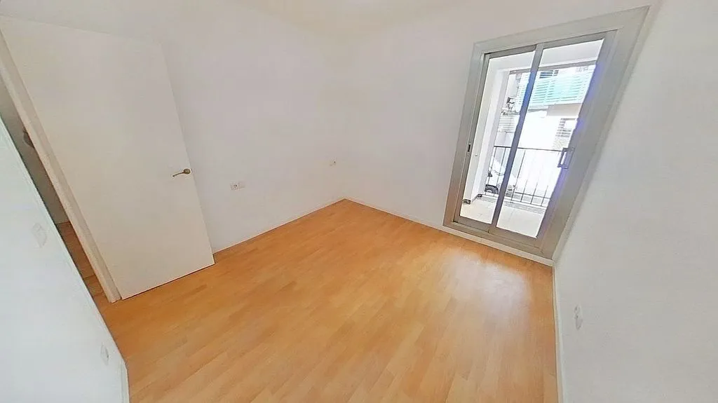 Toad - Three-Bedroom Flat with Metro Access in Verdun