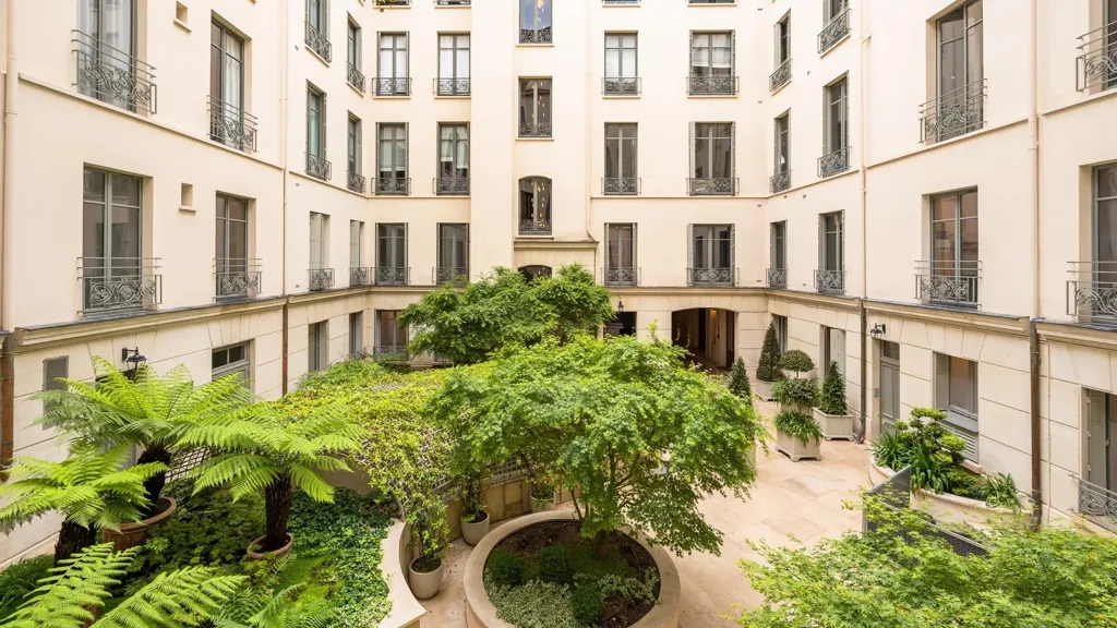 Jardin - Appartement de 5 Pièces avec Cour Arborée à Paris 75017