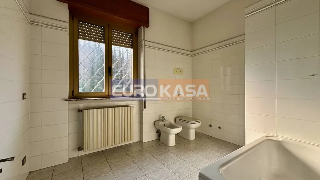 Salles de bain - Villa with Garden in Osio Sopra