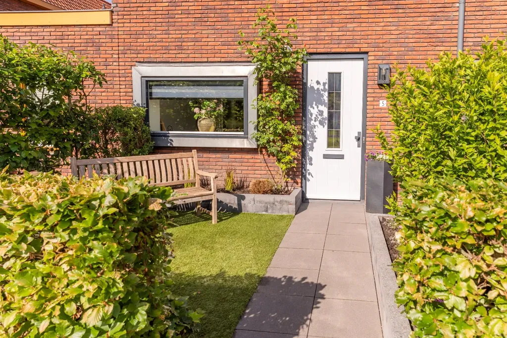 Aed - Semi-Half Corner House with Veranda in Kesteren