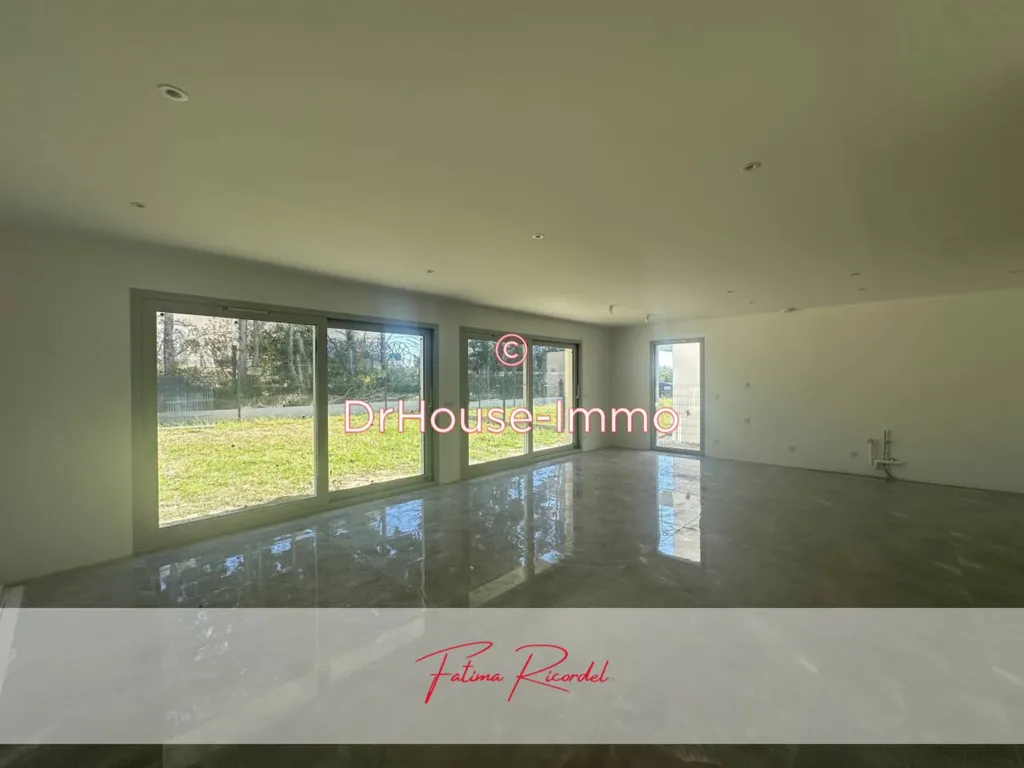 Elutuba - Contemporary House with Balcony in Créon