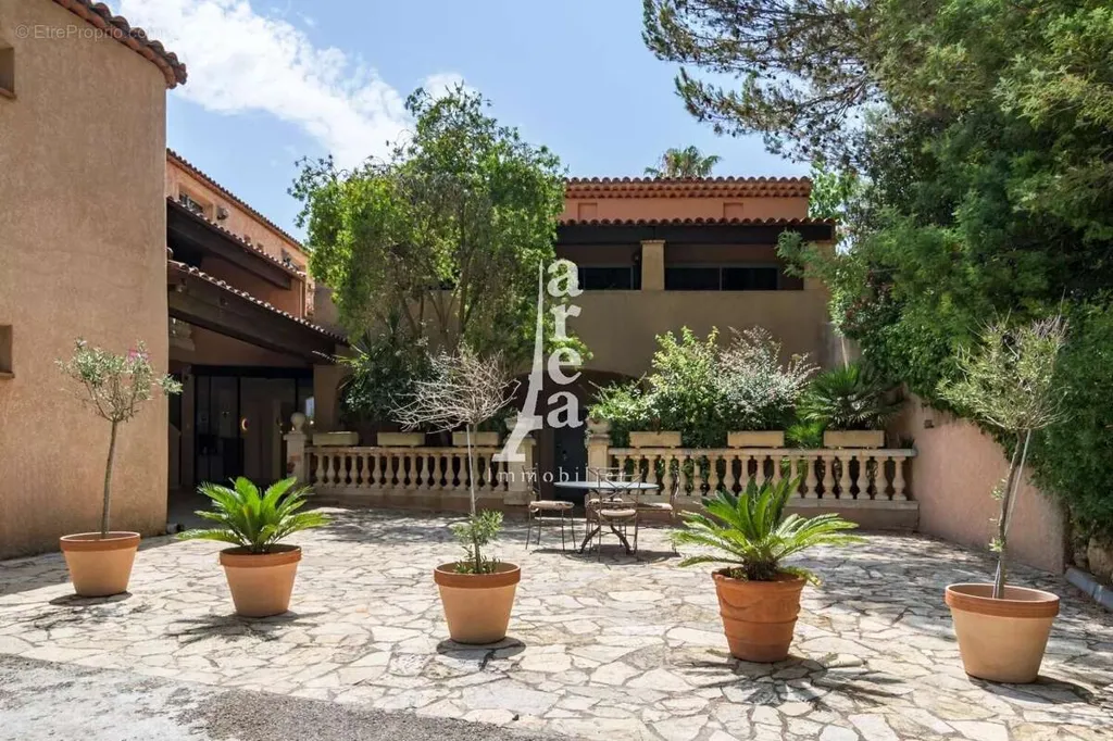 Jardin - Hôtel avec Piscine et Extension Possible à Mougins