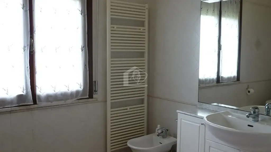 Salles de bain - Semi-Detached Apartment with Garden in Suzzara