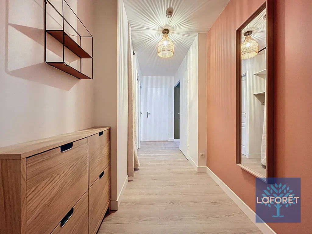 Esik - Modernised 3-Bed Flat with Balcony in Cergy