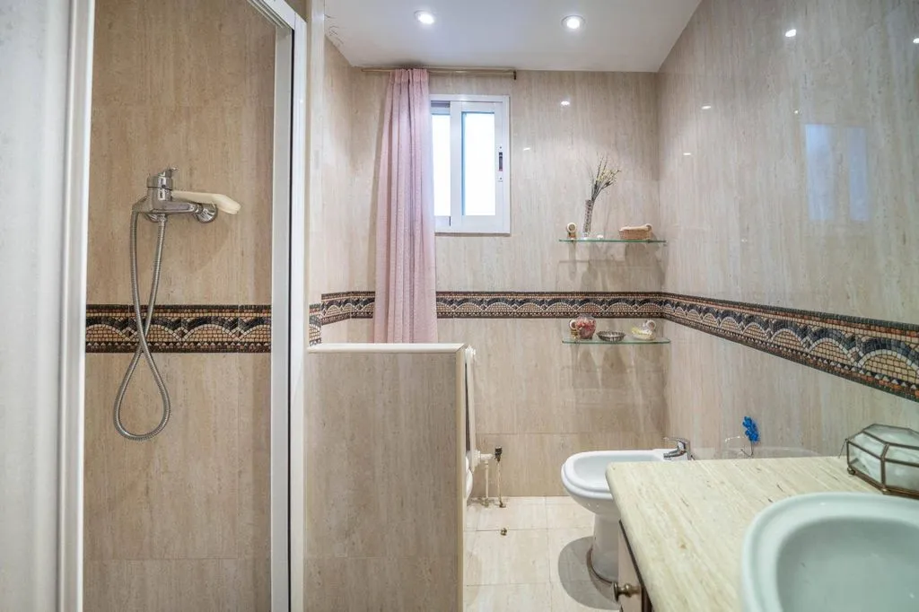 Vannitoad - Luxury Flat with Balcony in Gran Capitán, Granada