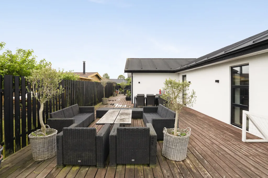 Terrace - Modern Villa with Large Terrace in Bullerup