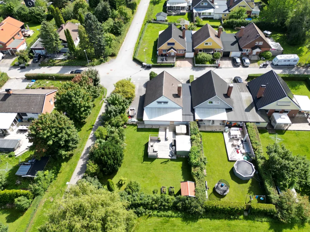 Vue aérienne - Villa with Corner Plot and Pool in Quiet Area