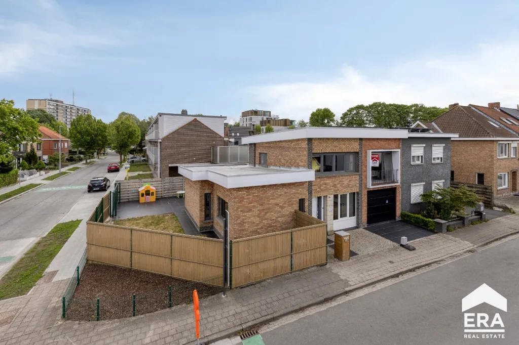 Extérieur - Maison Familiale avec Piscine Solaire à Proximité du Centre-Ville
