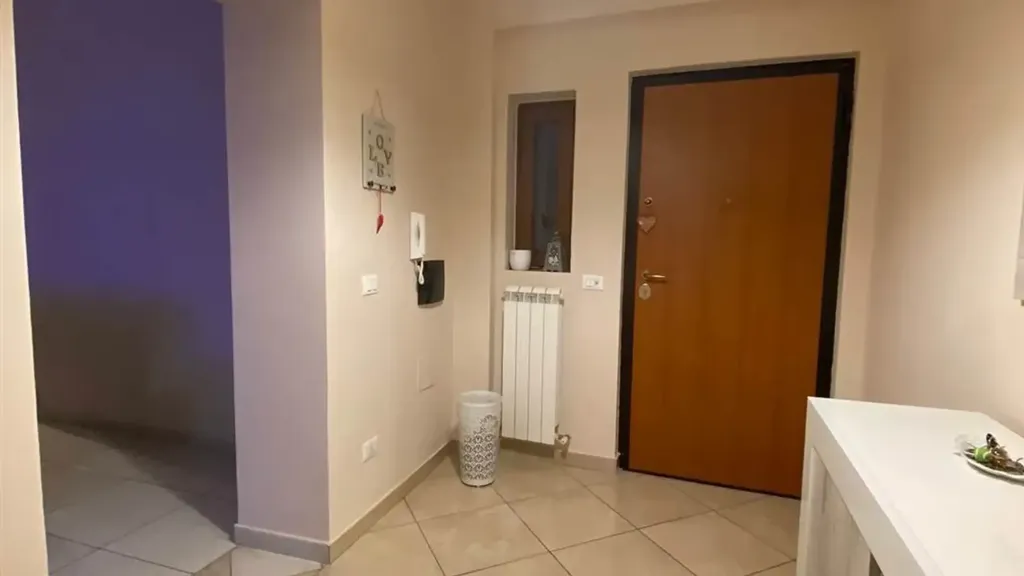 Entrée - Rear-Facing Apartment with Terrace in Cosenza