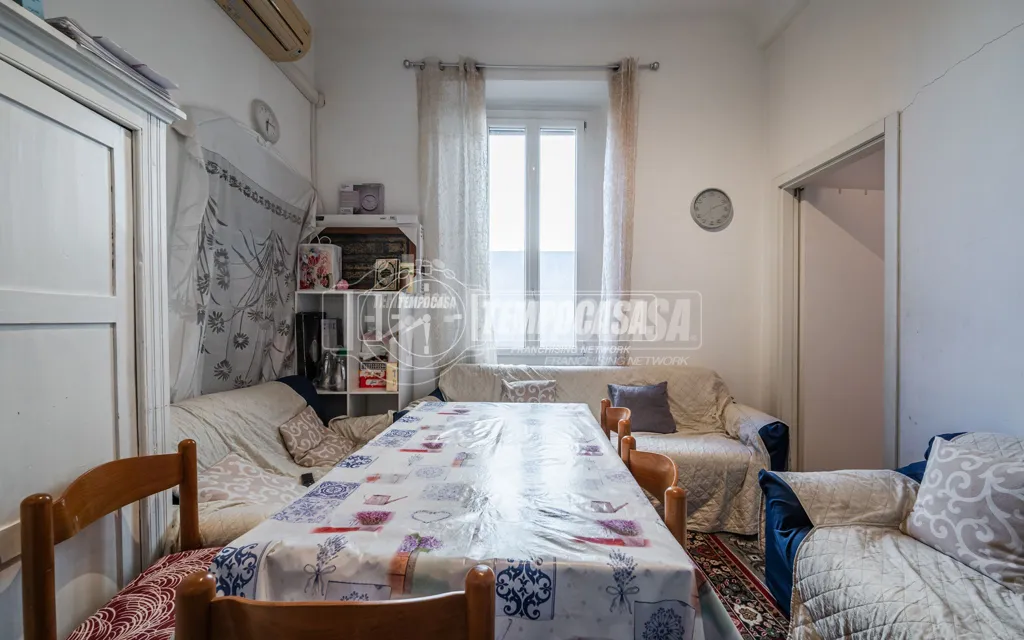 Söögituba - Two-Bedroom Apartment for Renovation in Milan