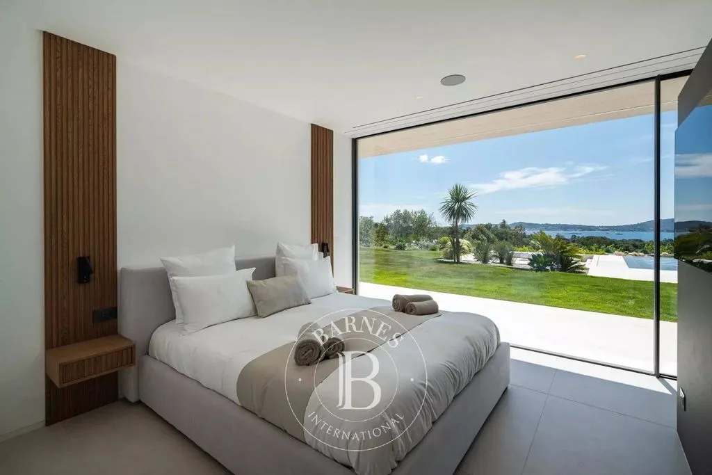 Bedrooms - Luxury Villa with Sea View in Grimaud