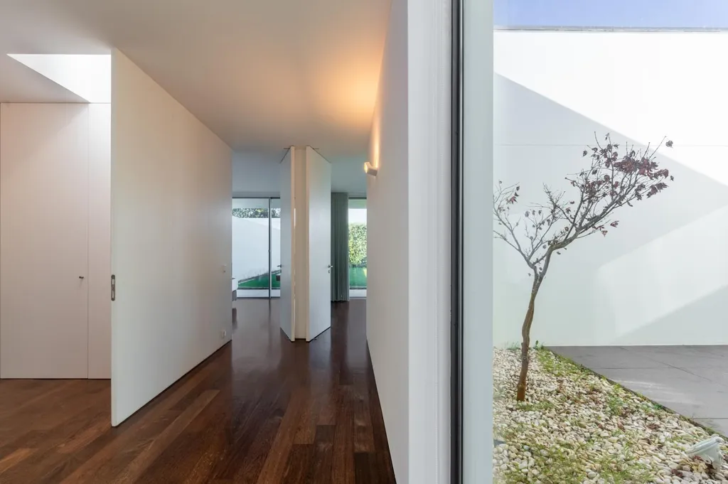 Esik - Contemporary Villa with Golf Course in Bom Sucesso