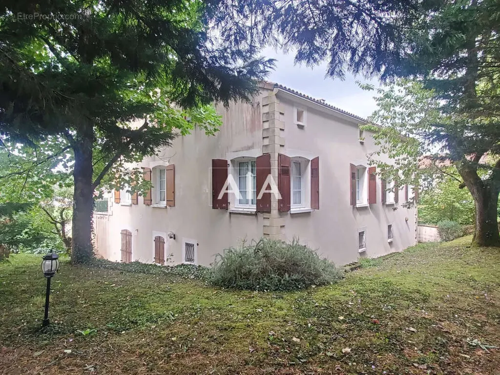 Extérieur - Maison Atypique avec Vue sur Rivière à Ruffec