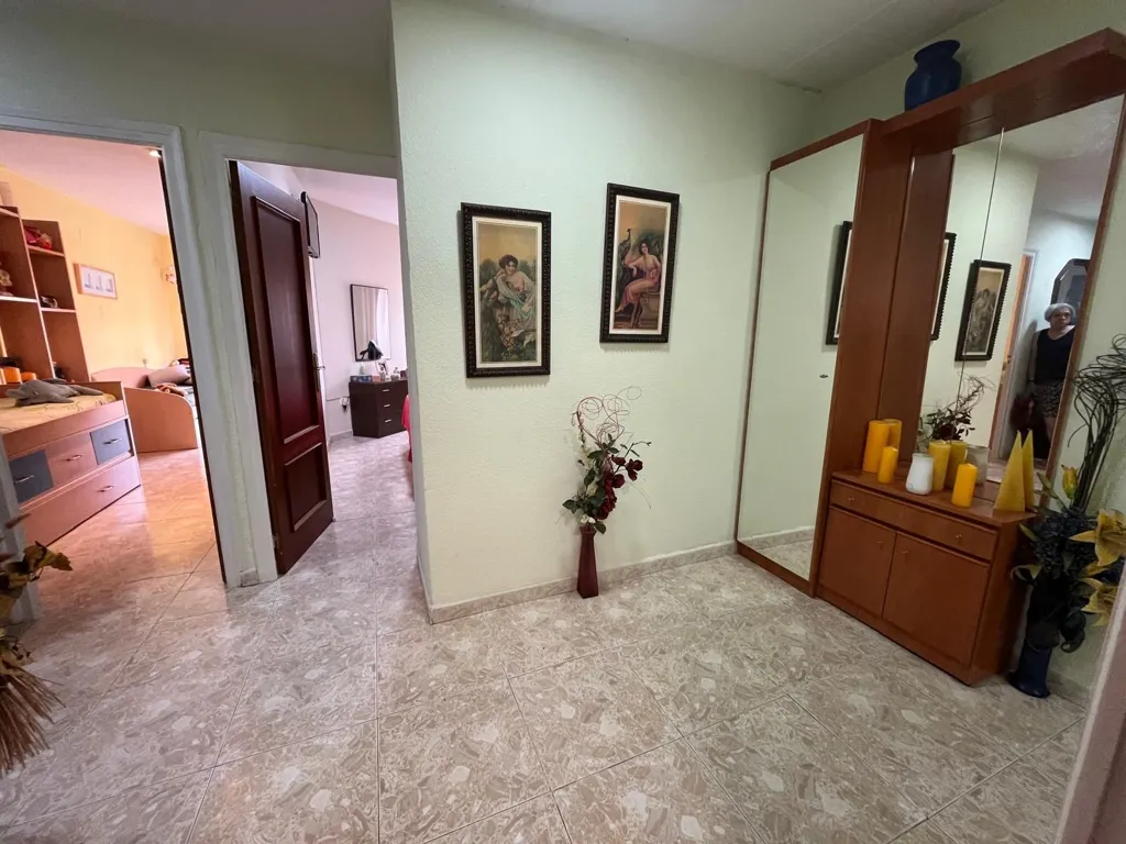 Entrée - Spacious Flat with Balcony in Roses
