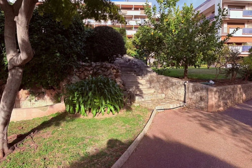 Jardin - Appartement 3 Pièces avec Balcon à Nice