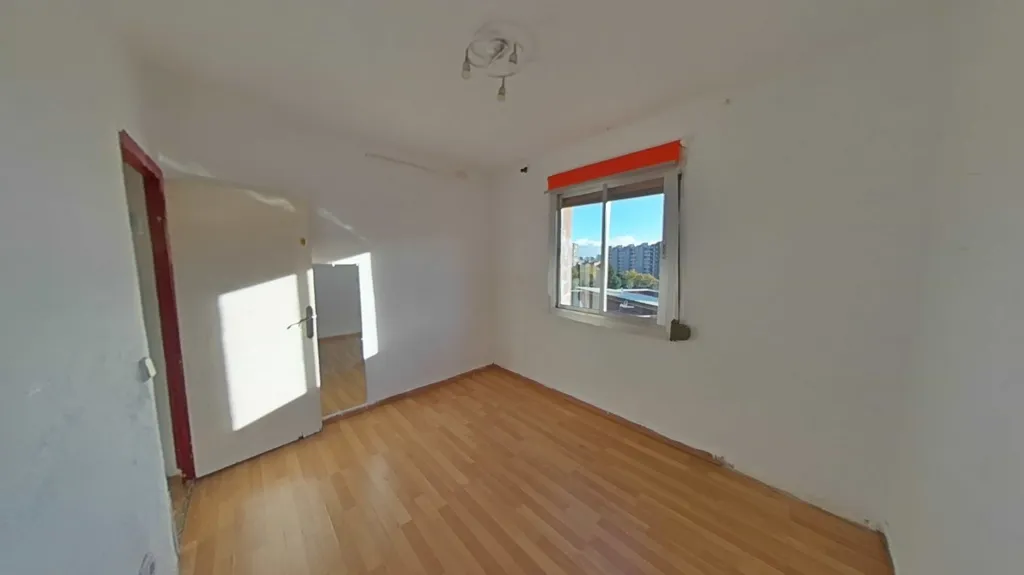 Pièces - Flat with Parquet Floors in Badalona