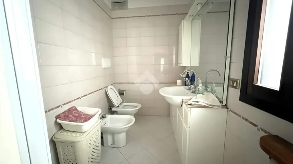 Salles de bain - Single Villa with Private Garden in Treviso