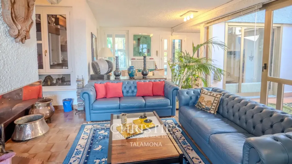 Living Room - Lakefront Villa with Private Park in Ranco