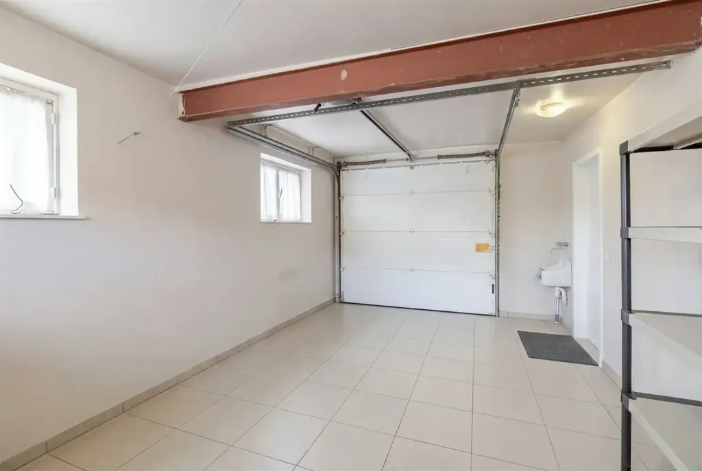 Garage - Villa Énergétique avec Paddock à Bellenbos