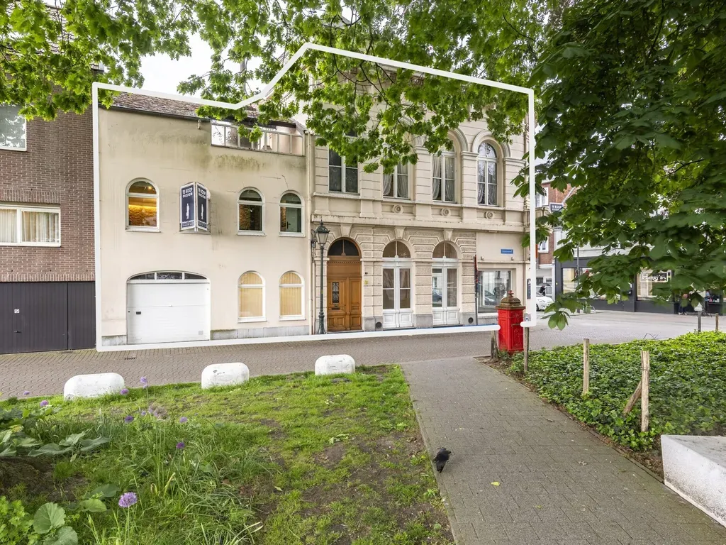 Välivaade - Historic Corner Building with Commercial Space in Turnhout
