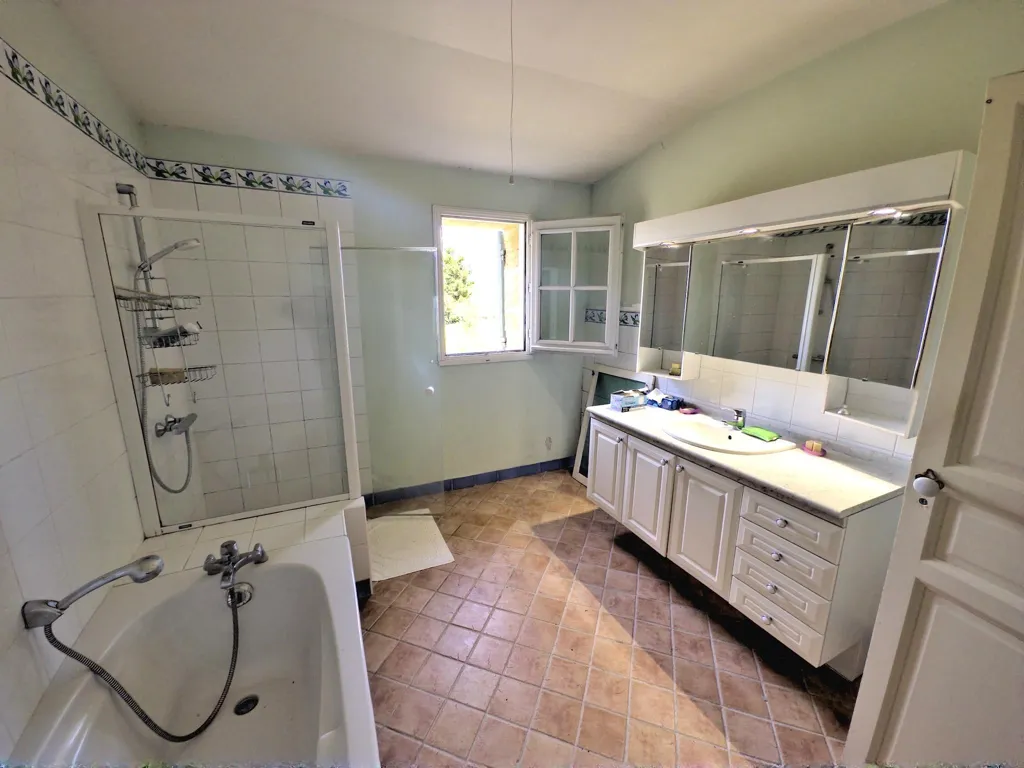 Salles de bain - Maison de charme avec dépendances à Nérigean